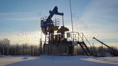 采油厂在冬季从地下开采石油，<strong>大型</strong>工业<strong>设备</strong>